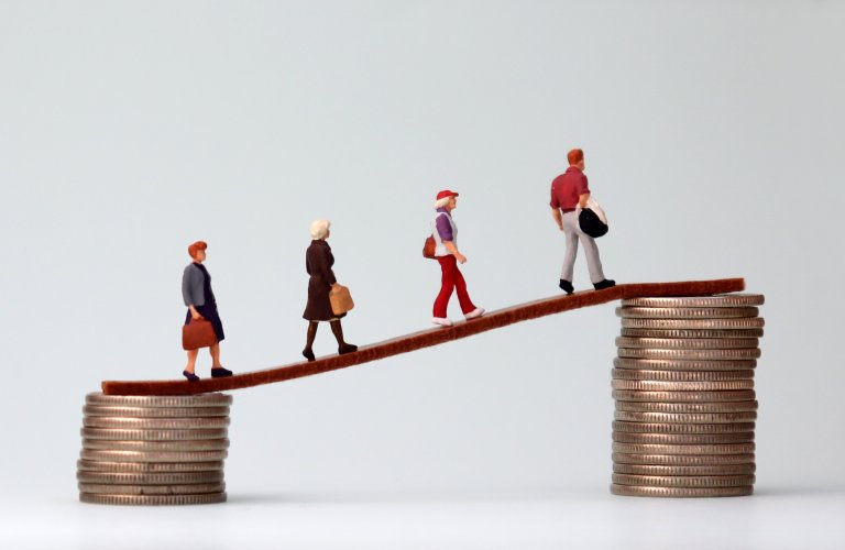 menschen_mit_geld.jpg
