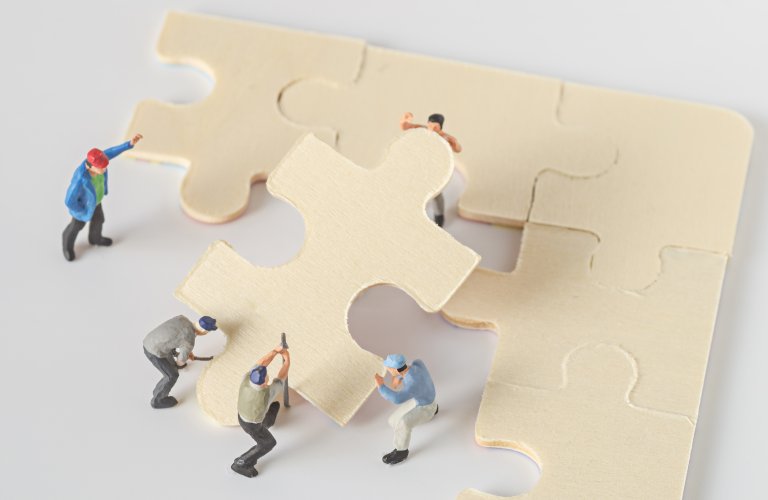 menschen_mit_puzzle.jpg